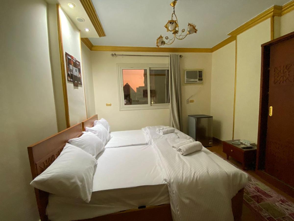 Quarto com Cama de Casal ou 2 de Solteiro e Banheiro Compartilhado