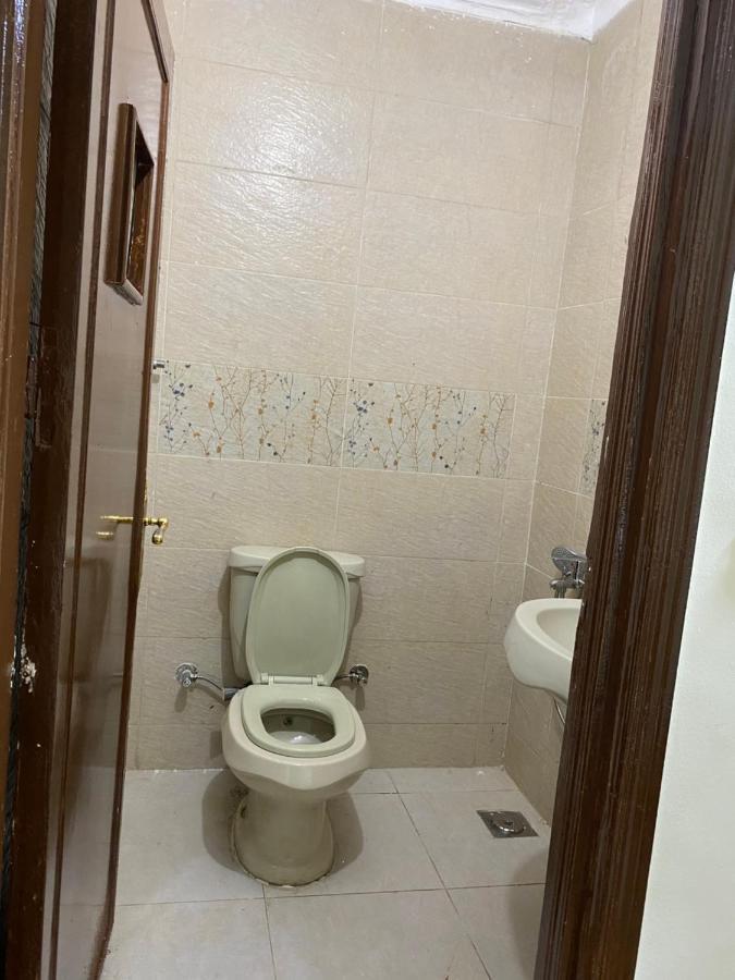Quarto com 2 Camas de Solteiro e Banheiro Privativo