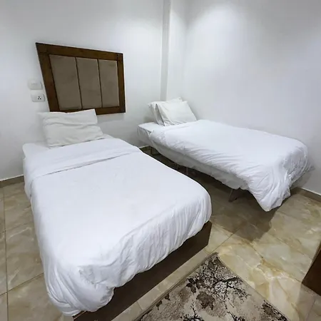 Full Pyramids View Apartment With Balcony For 8 P-2